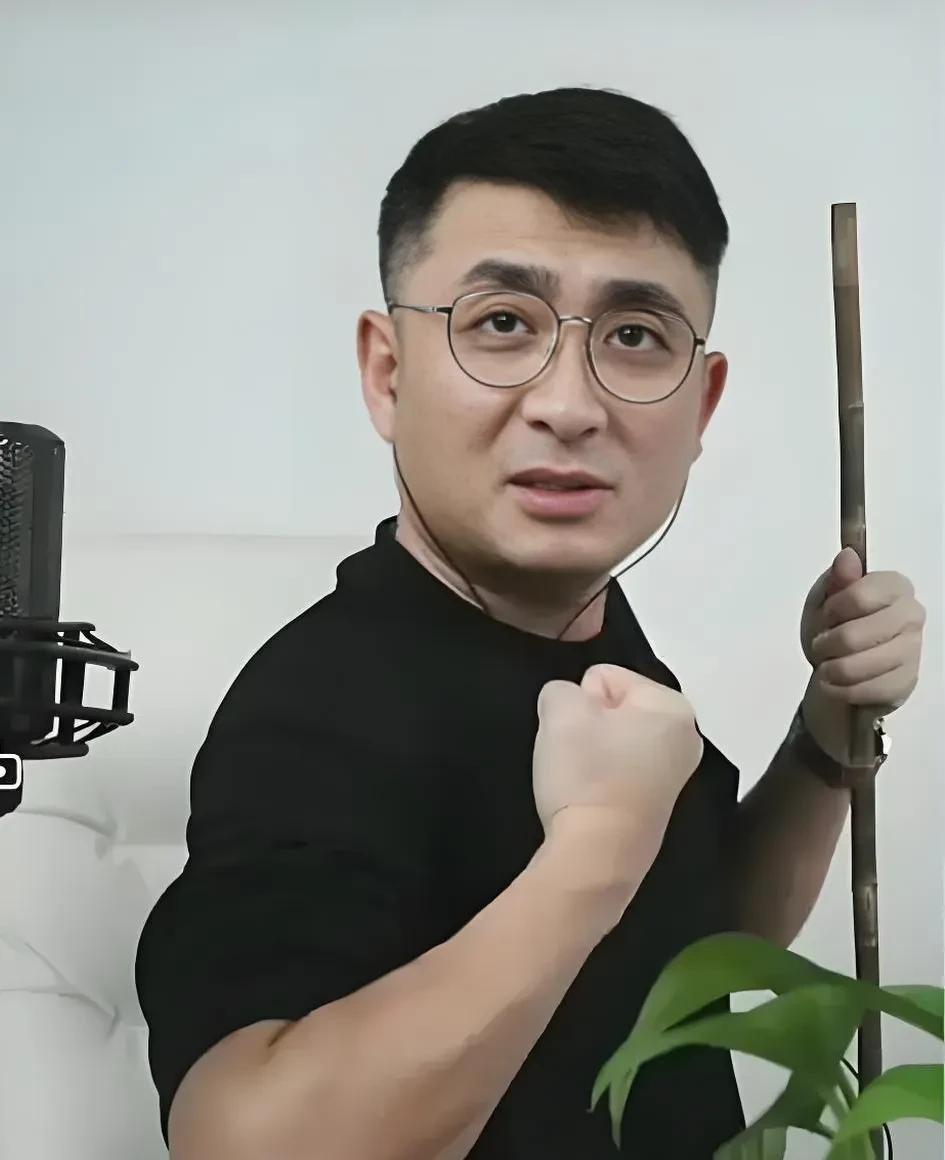 郭晓小谈德云社工资，态度谨慎！我不知道，从来没问过，也不敢问。
