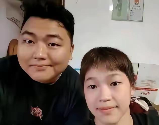 全红婵哥哥怒怼施暴者：全家都胖，吃你家大米啦。果然，最心疼妹妹的，还是亲哥哥。