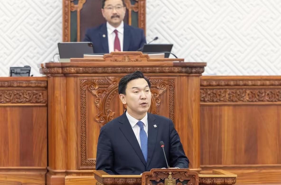 刚上任不到半年，蒙古国总理乌其尔勒就下了一道硬命令：全国上下开始“过苦日子”，大