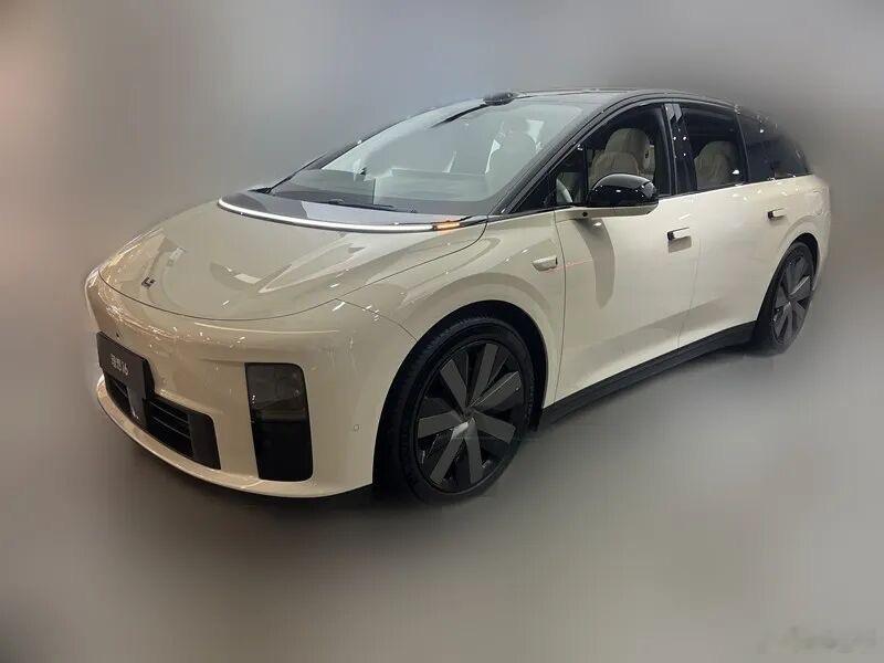 理想i6销售反馈：1，i6是单一配置加选装的销售形式。不过60%的客户是不做任何