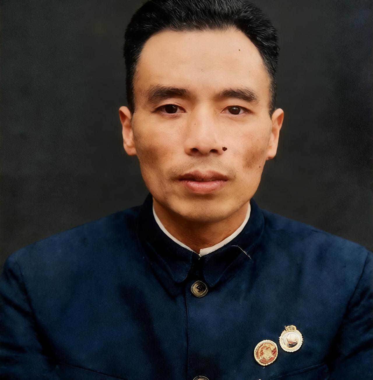 1952年，汪海粟年轻时，一张罕见的留影，当时的他刚调任南京工学院担任院长，这一