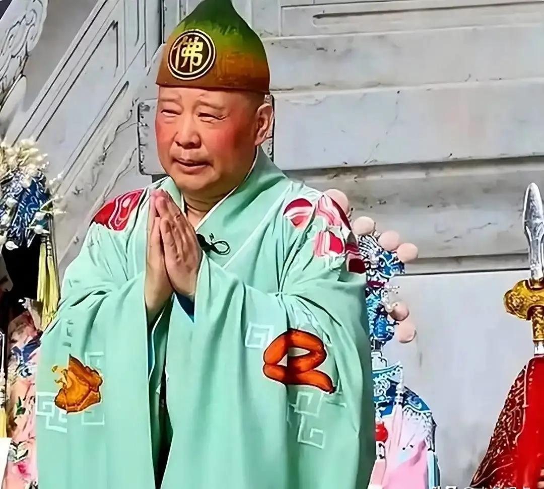 郭德纲可能真有点傲慢了，红色歌曲是他能随便改动的吗？怎么年纪越大，还净干些出格的