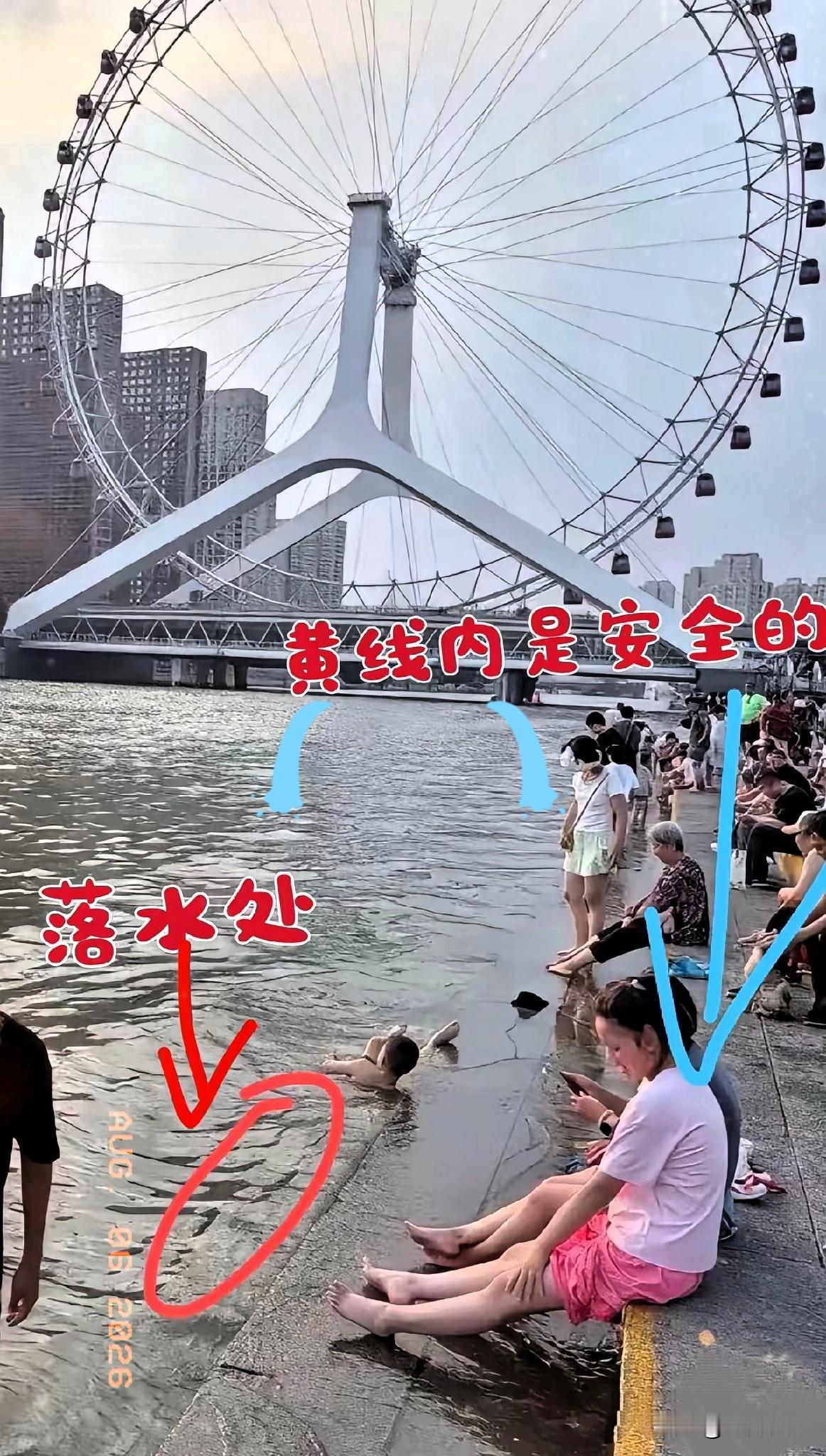 爸爸抱着小儿子守在岸边，小儿子一直在哭。天黑了，妈妈和哥哥没有上来。​8月5