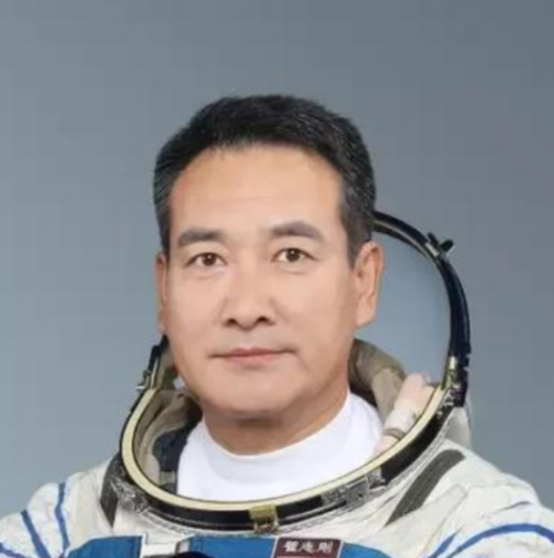 2008年，神州7号航天员翟志刚在执行太空行走时，未经批准私自调整了出舱的顺序，