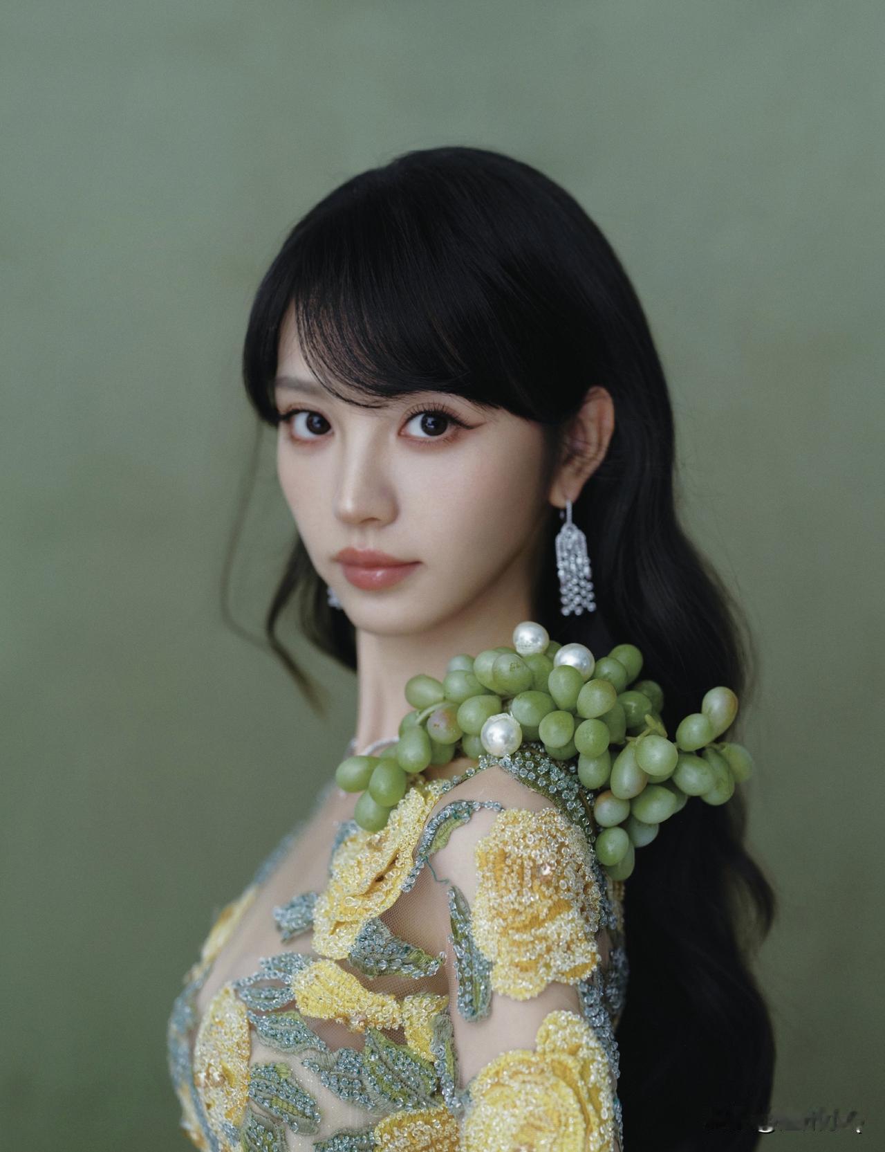 只有我一个人觉得这个妆容不好看么，特么不适合田曦薇，脸上的甜美感都没有了。