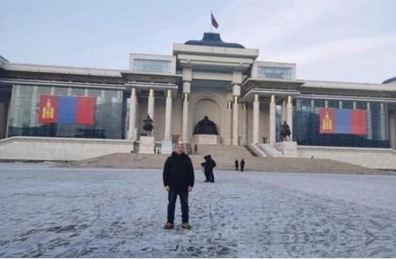 你去蒙古国待几天就会发现一个特别拧巴的现象。乌兰巴托街头的年轻人，嘴上骂着中国，