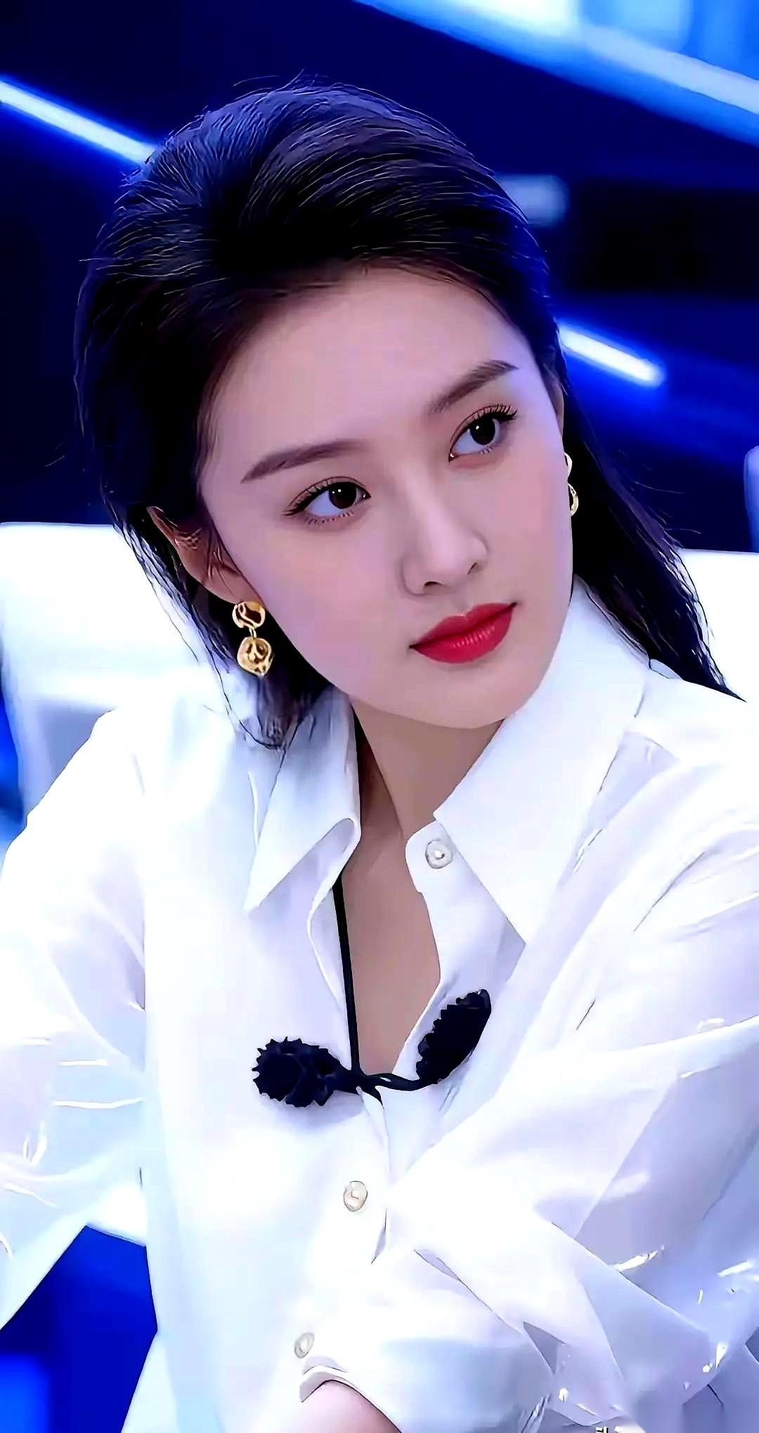 想看清一个人，真的，别跟他聊诗和远方，就跟他聊钱。一提钱，那眼神，那语气，那瞬