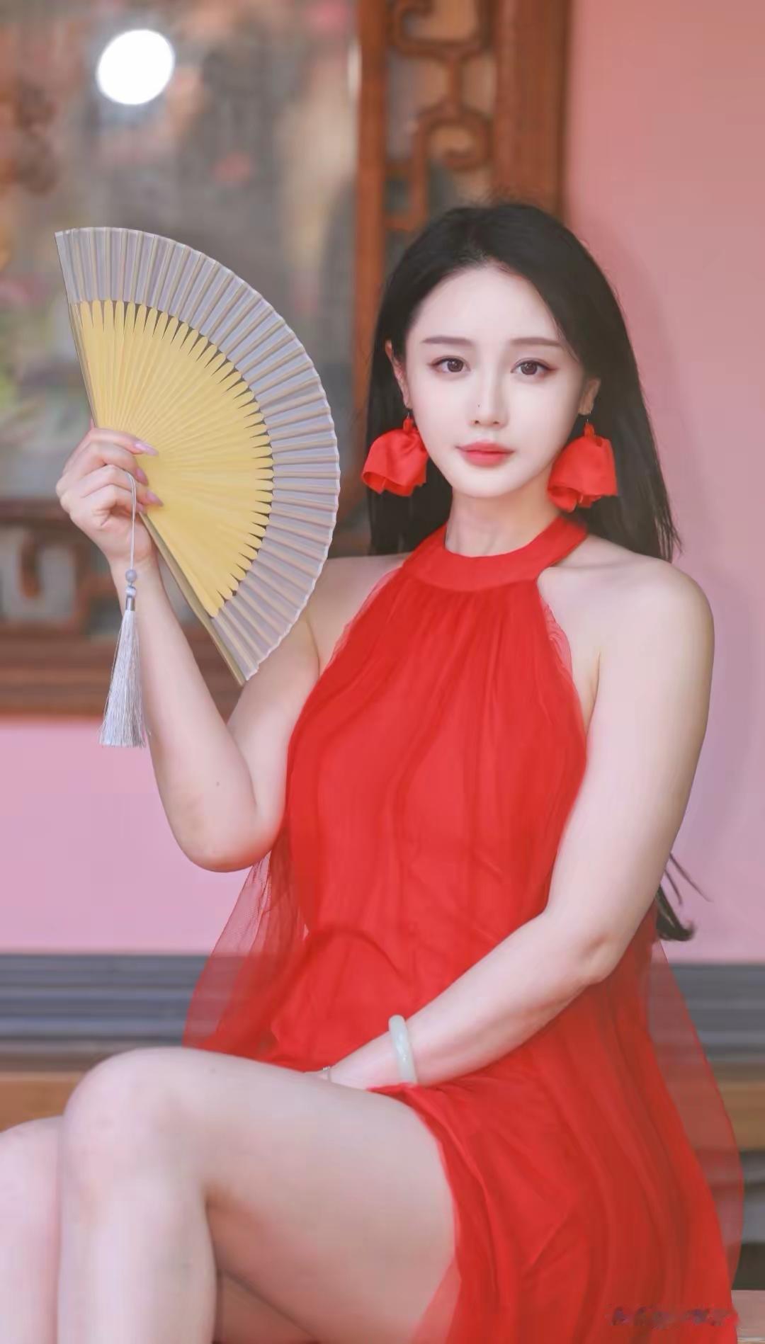 红衣美人，手持折扇，古典韵味十足古典红裙少女红衣花裙少女古风红裙写真唐装团