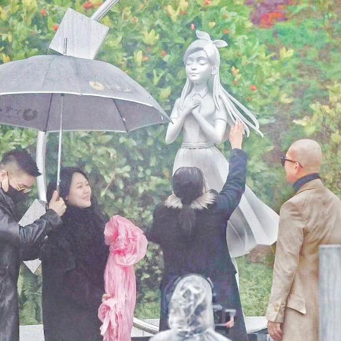 具俊晔一边吃喝玩乐，一边表演深情款款，痛不欲生。有女儿的家庭，父母会选择让她嫁