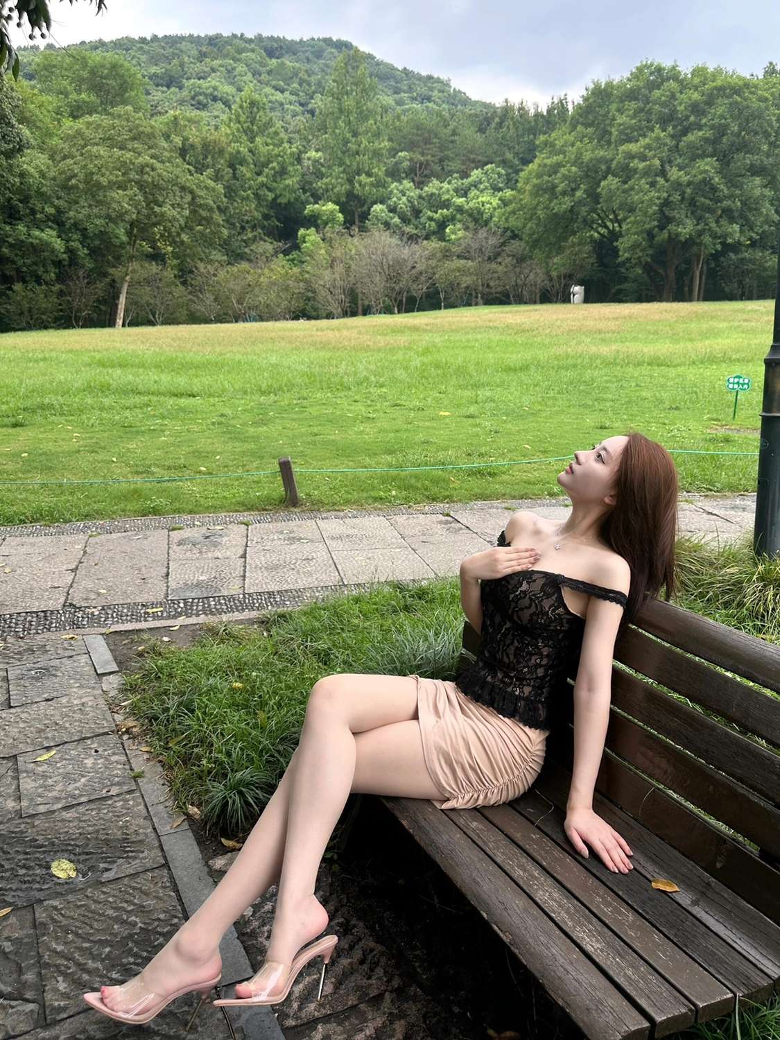 今天带嫂子出来爬山，还给嫂子拍了美美的照片，技术怎么样[哈哈笑][加油]