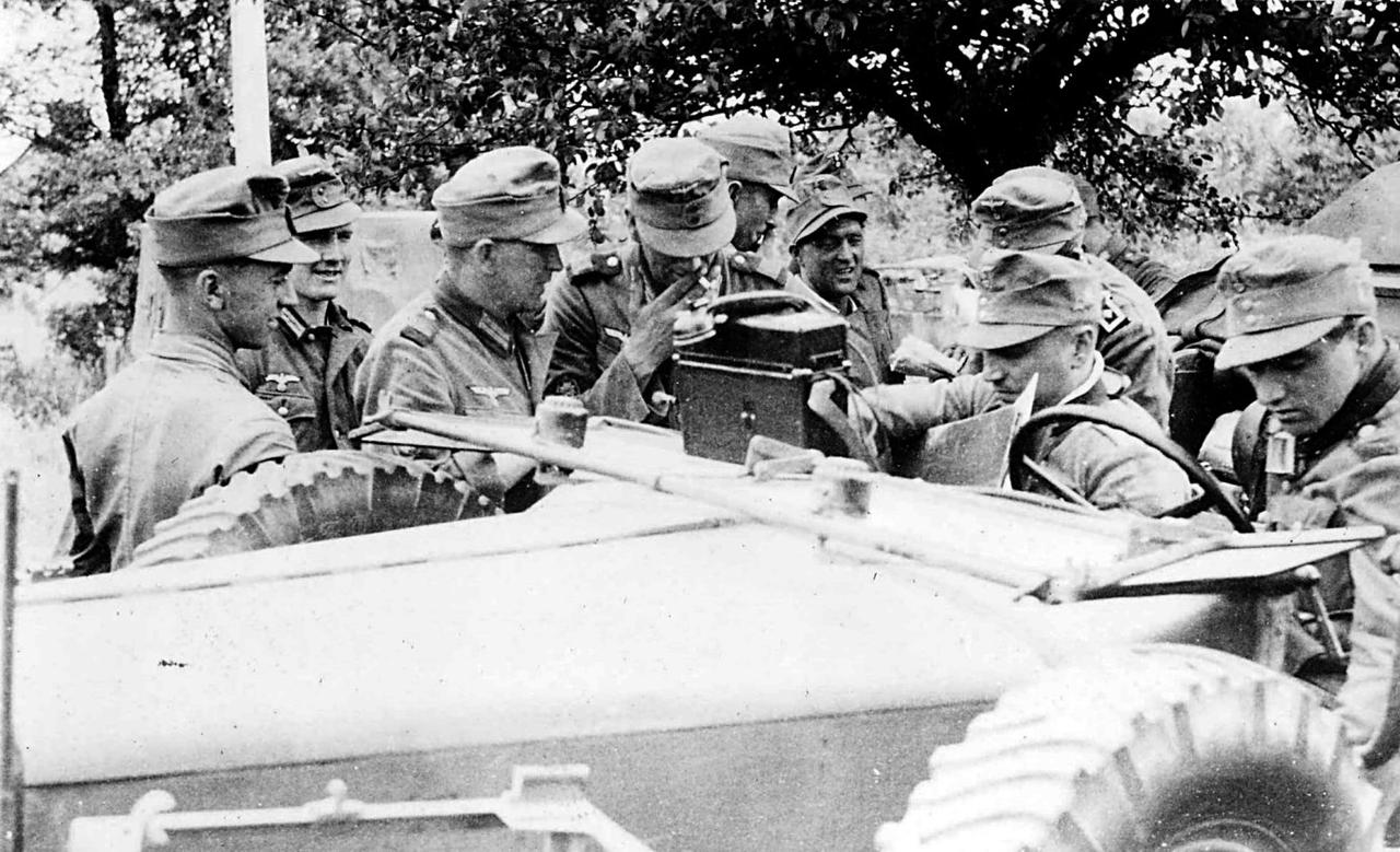 1940年，第一山地步兵师的猎兵们在行军途中接到了法国投降的消息。有人开心微笑，