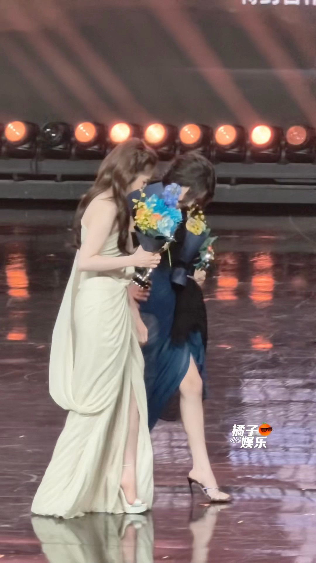 邓为和晓晓都在扶兰迪哈哈哈哈哈晓晓先伸手扶了一段，然后邓为追上来俩人一起扶兰迪下