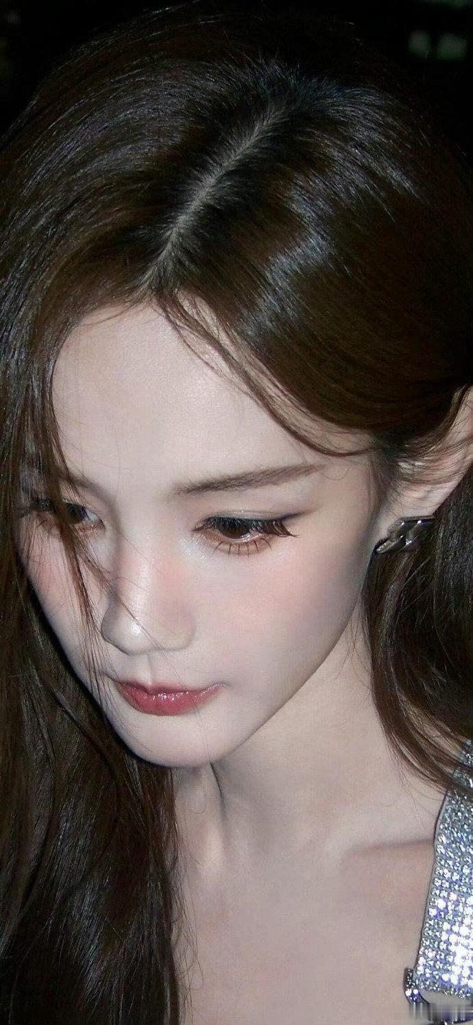 李一桐对视挑战，颜值爆表了