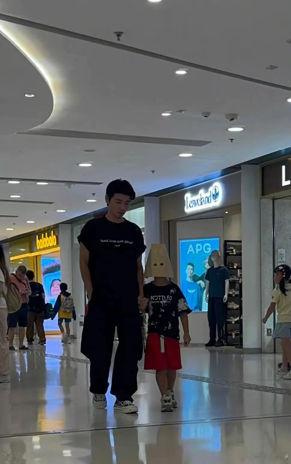 蔡少芬晒儿子与老公，51岁张晋牵着儿子逛商场，父子同框像爷与孙​​​