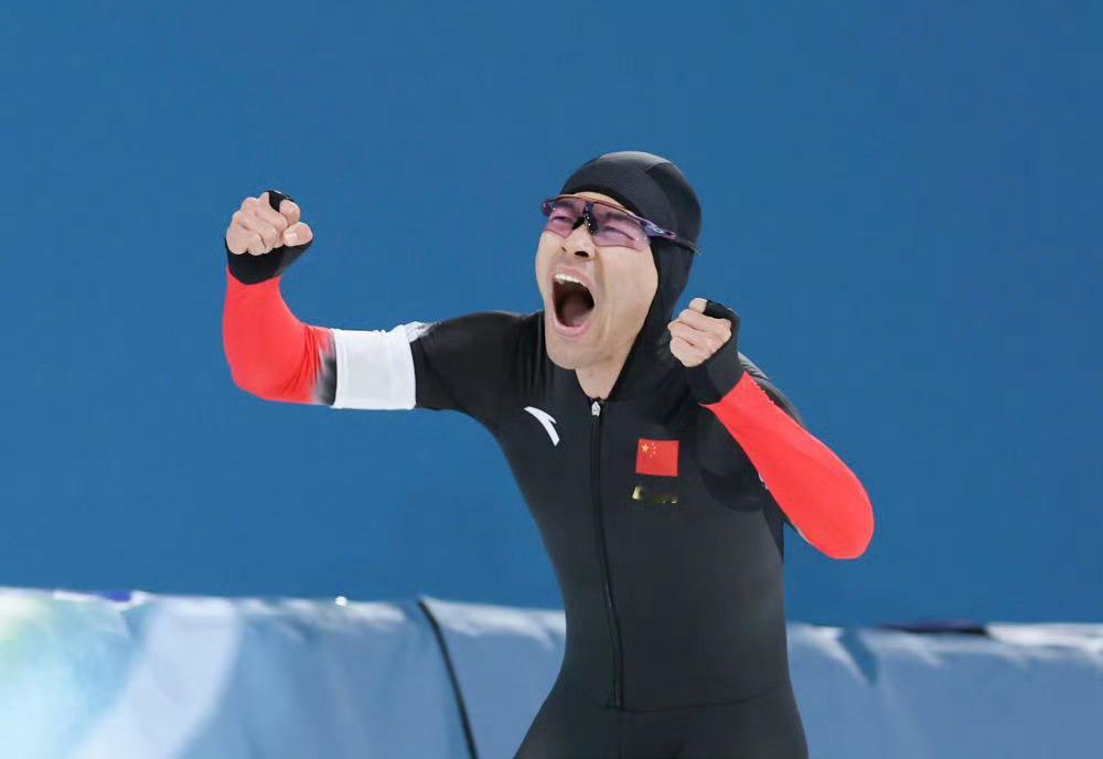 第三金入账！米兰冬奥会速度滑冰男子1500米，中国选手宁忠岩1分41秒98夺金，