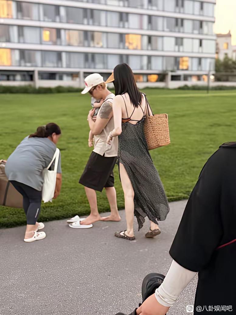陈伟霆抱娃，何穗一身露背长裙，太美了