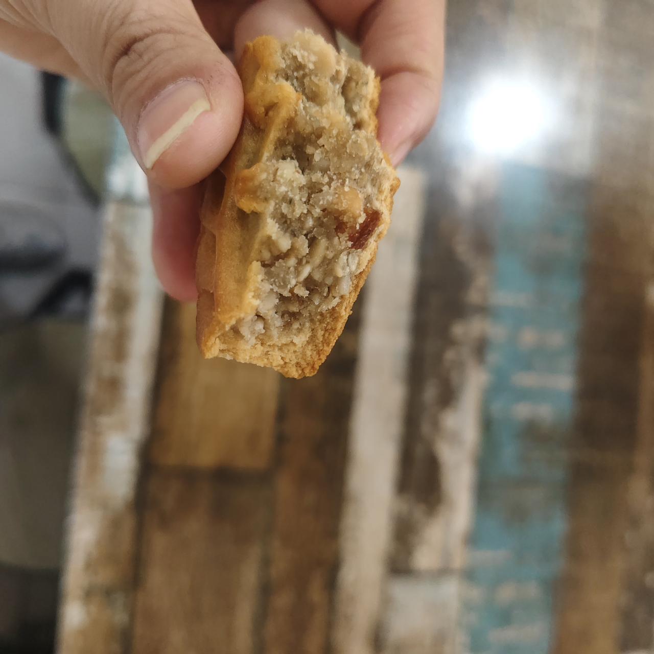中秋节到了，我买了胖东来自营自产的五仁月饼。其实很多年轻人不太喜欢五仁月饼，但上