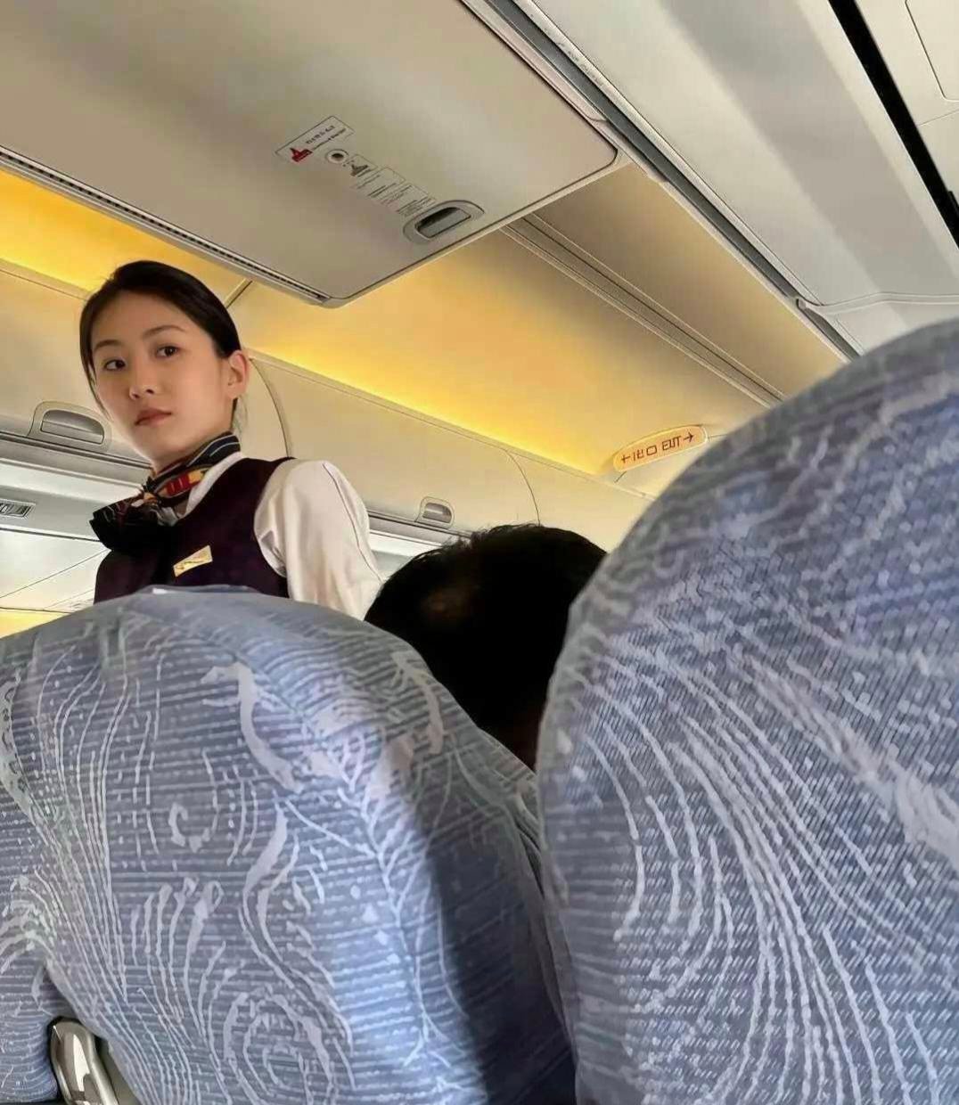 飞机上看到的，这颜值不比明星差啊。