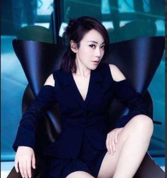 2004年，闫妮的丈夫邹伟提出离婚，闫妮不肯离，她觉得孩子还小，邹伟说："20w