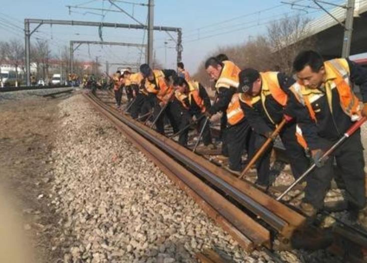 一位从事钢轨生产的长辈告诉我：90%的人不知道，我国每年报废的钢轨多达上百万吨，