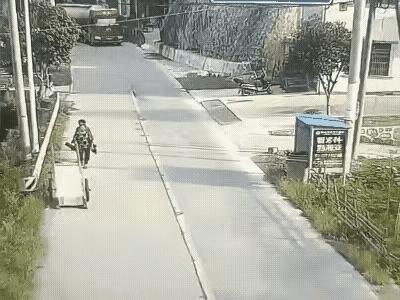 “百思不得其解，大妈到底是什么行为呢？”这是发生在大马路上一件事，两个大妈在道路