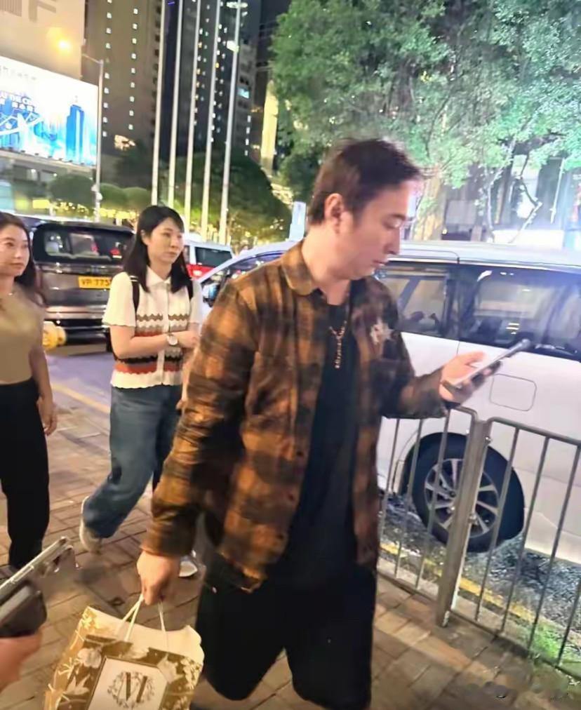 中秋佳节，在香港彻看到富二代王思聪，是不是感觉有点奇怪，曾经的首富王健林在这种节