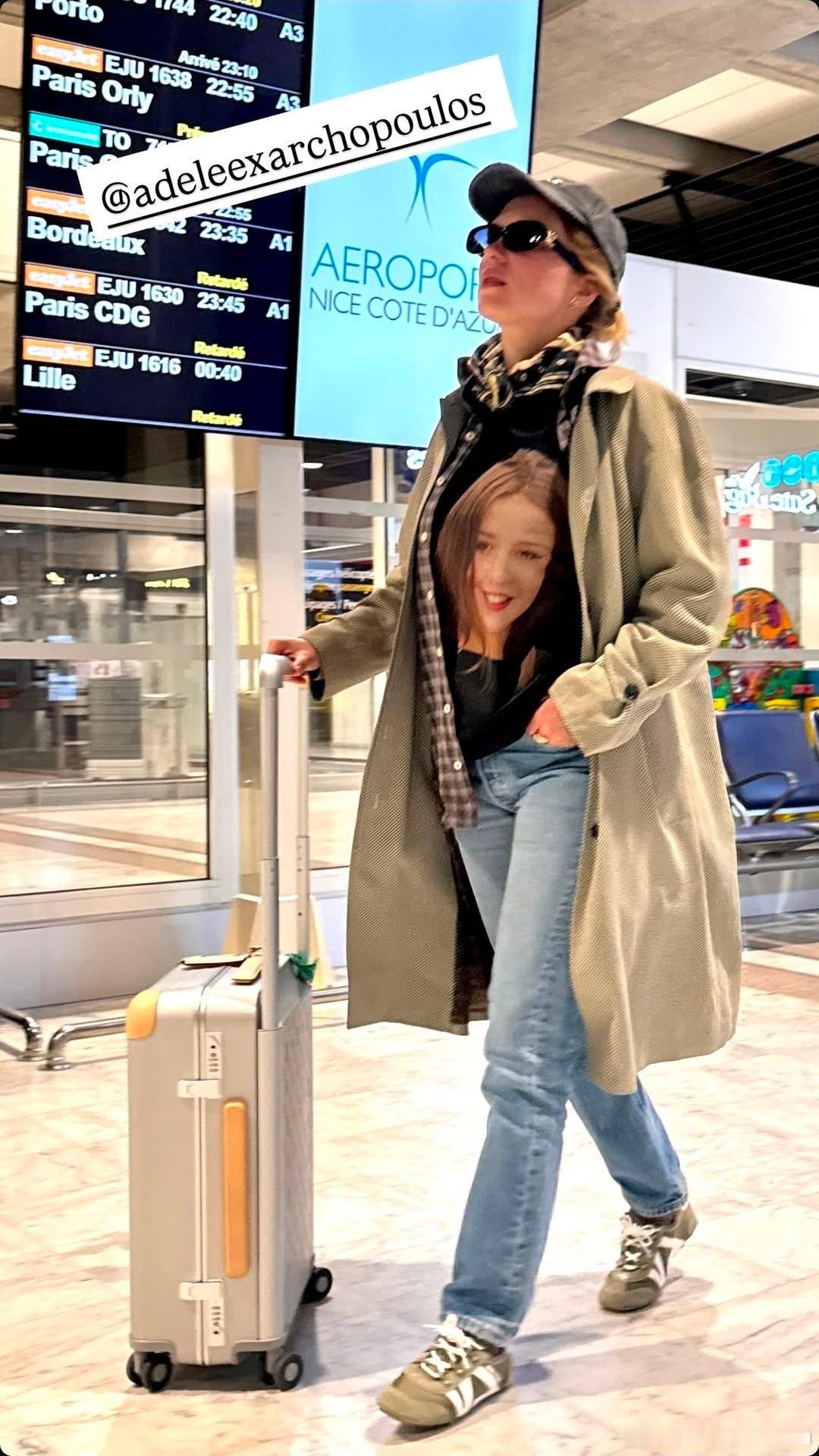 原来蕾雅·赛杜在抵达戛纳的时候也穿了一件阿黛尔的衣服和帽子（图1和图2）蕾雅·赛