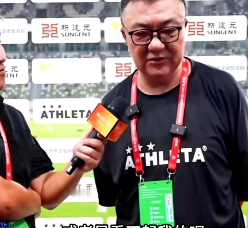 当记者追问这些年被人抹黑时，他只是抬了下下巴：不在乎谁说我，重要的是谁在同一条路