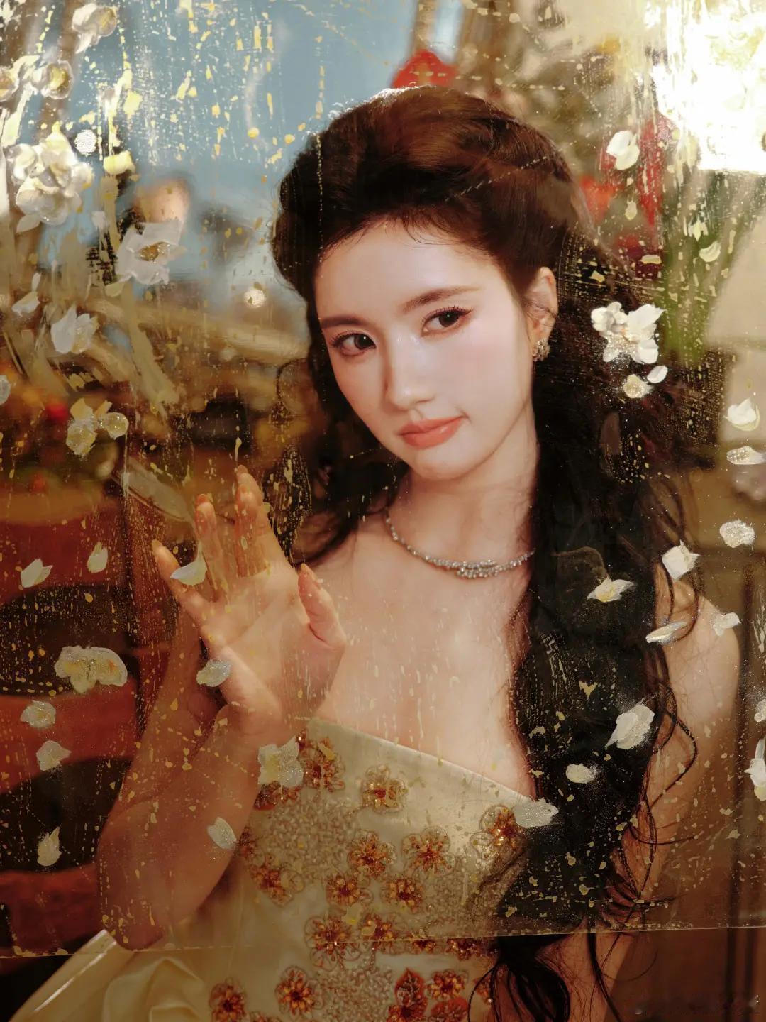 刘些宁｜一袭刺绣抹胸礼裙，卷曲长发漫落肩头，人与花、镜与影交织，像从复古油画里缓