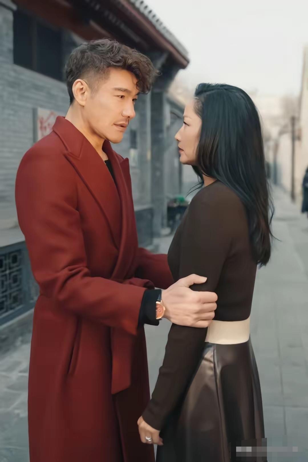 胡兵瞿颖30年没在一起，却活成了爱情最羡慕的样子55岁的胡兵在北京胡同里对