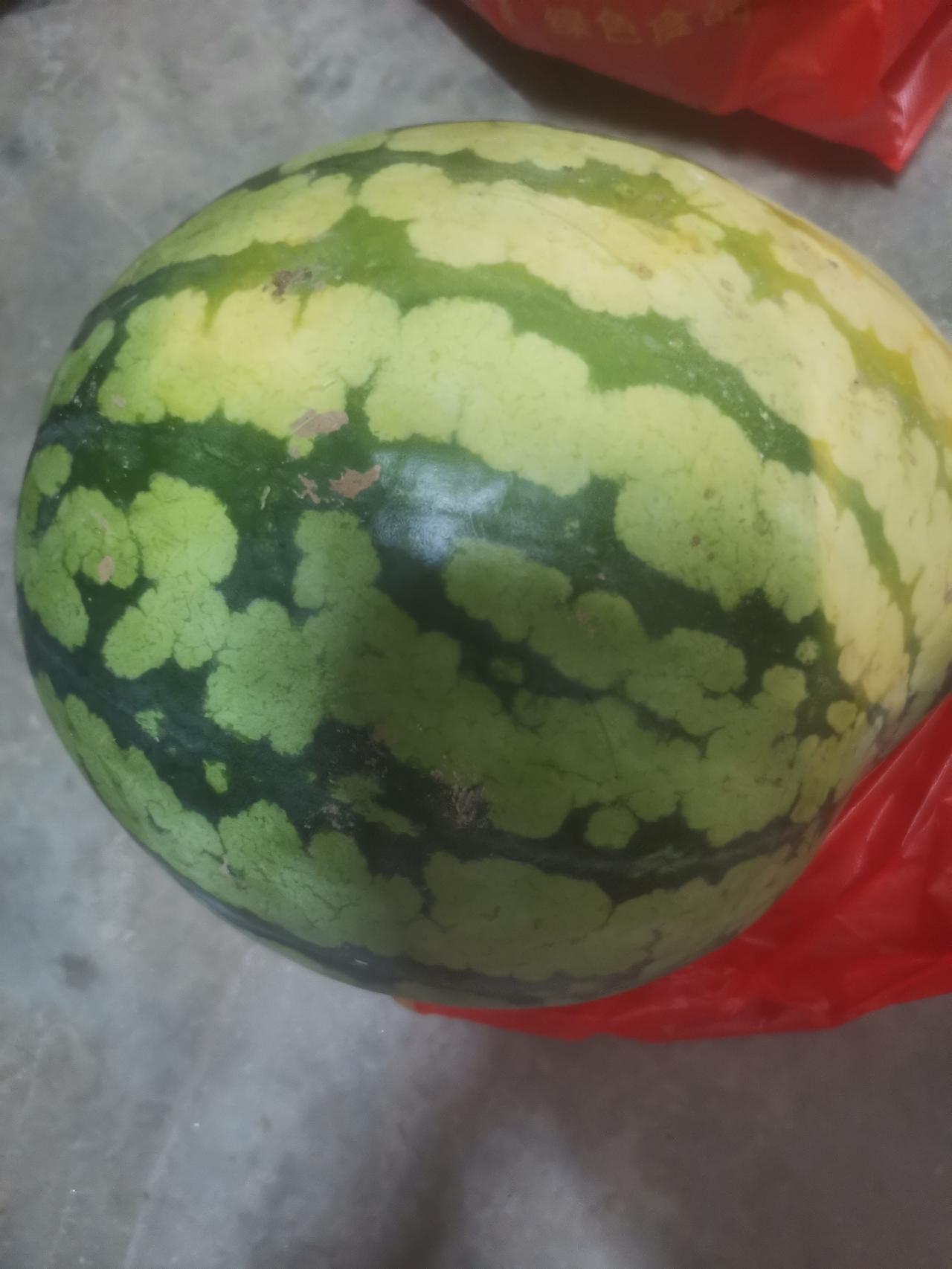 早晨八点上街，街上的人也不多。在正街的拐角处，远远看见一辆三轮车上堆满西瓜。