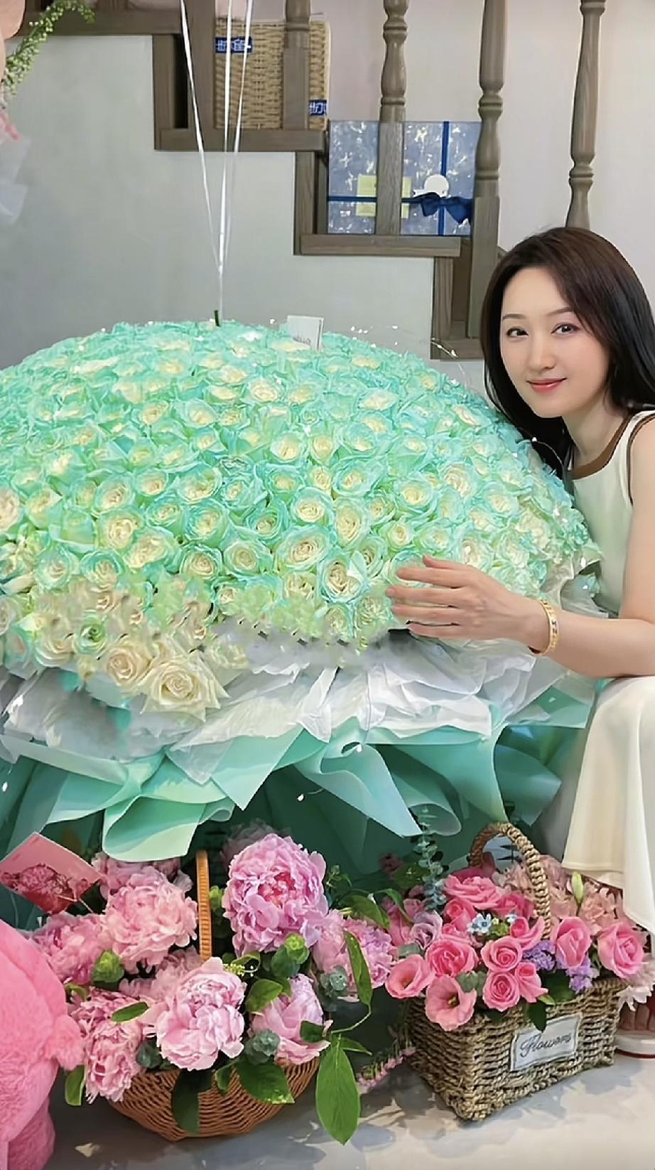5月11日是杨钰莹55岁的生日，她打扮时尚与同龄人一起庆生，很明显她是最年轻的，
