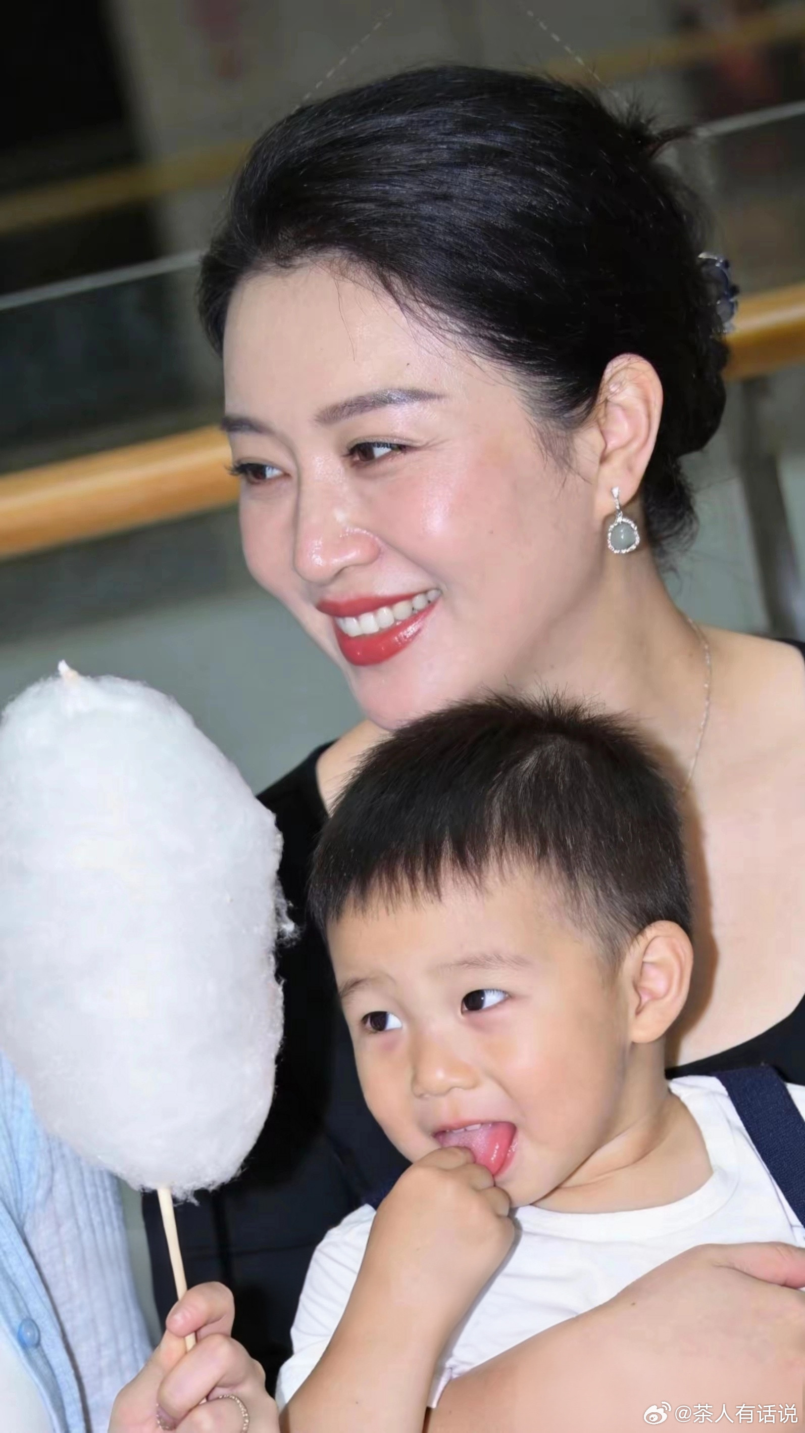 外婆的美貌，遗传给了妈妈。两代优雅的女性，笑容温柔，眉眼相似。三代同框，不止是颜