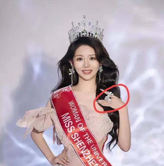 关于李思萱学历造假大家有没有发现一个奇怪的点！这姑娘顶着环球小姐头衔