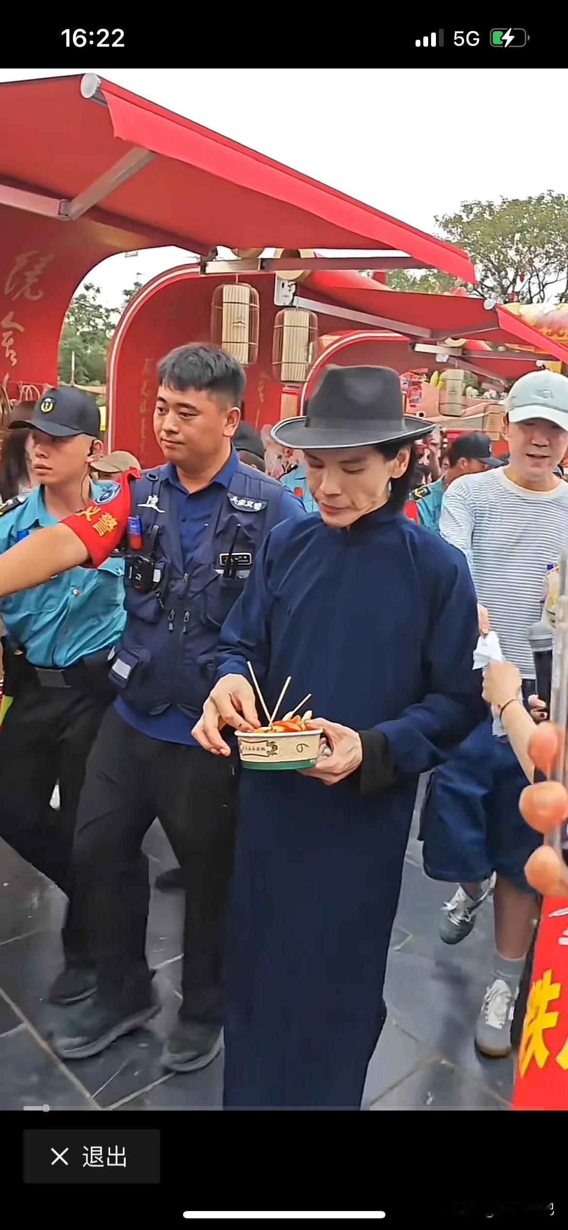 向左老师堂堂一个富二代，为什么取悦你们帮人，整天要打扮各式各样的造型，还要有奇形