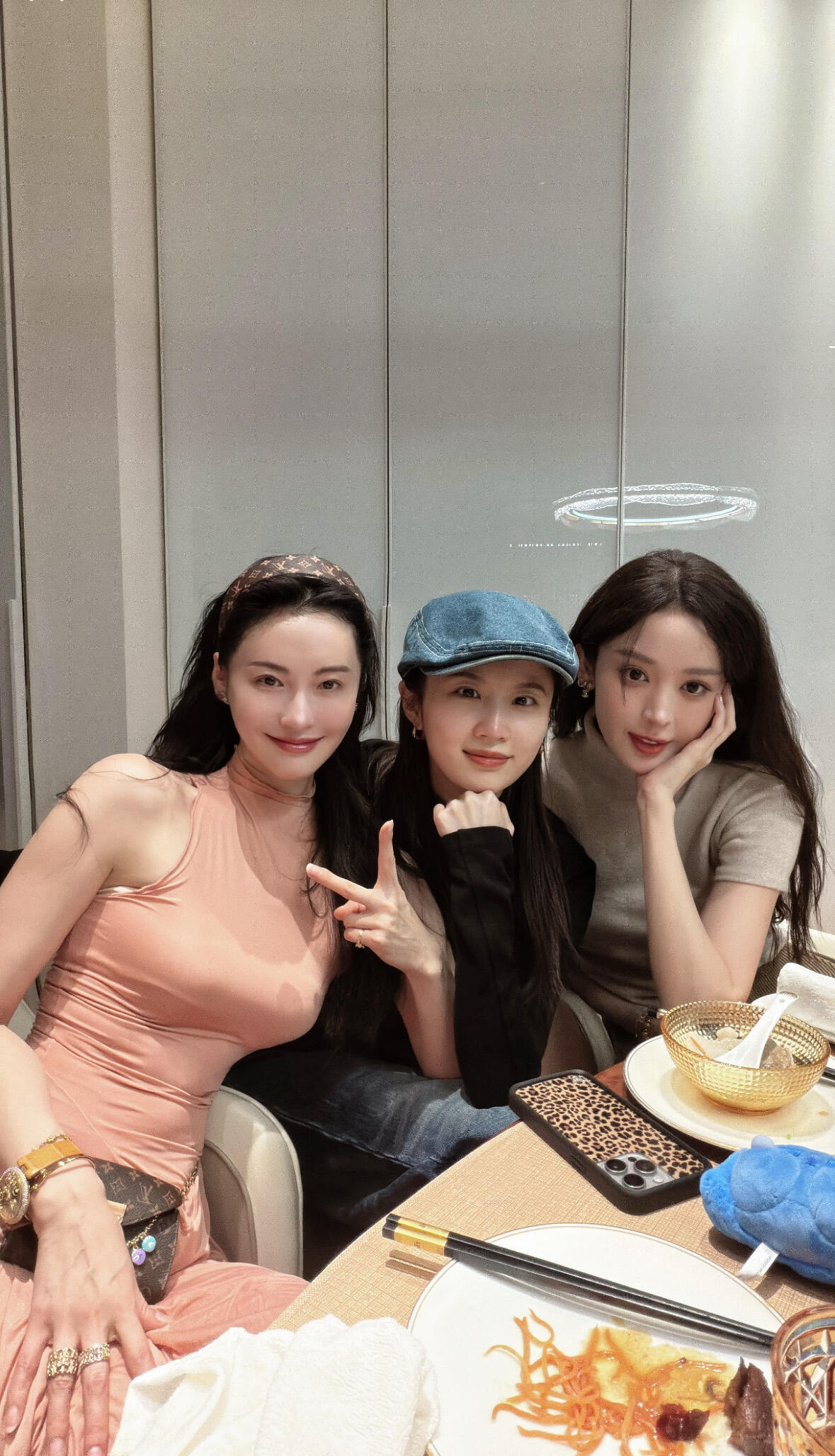 看评论才知道中间是张慧雯