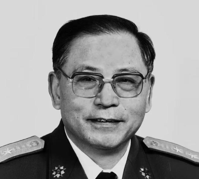 1950年，粟裕正在北京的办公室处理公务。门突然被推开，李克农冲了进来，声音发颤