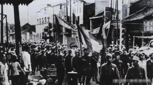 1949年，国民党中将李振打算离开城市投奔解放军，途中跟随他效力了8年的警卫营长