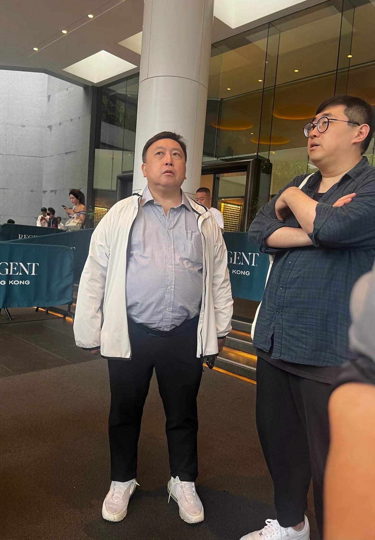 近日，有位网友在香港偶遇导演王晶，他看上去像50多岁的样子。王晶站在大厅门口
