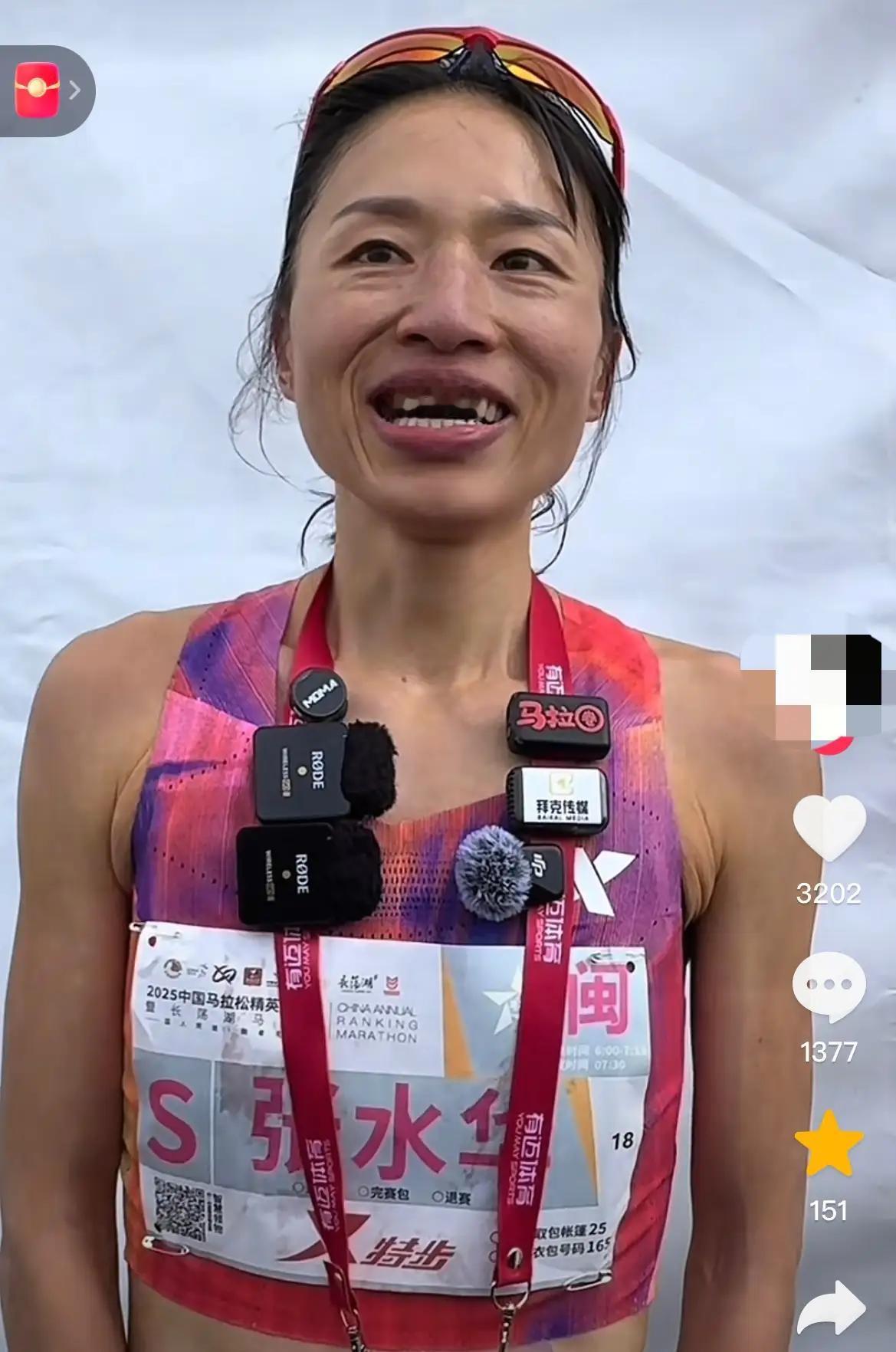 仔细看张水华这张照片，大家发现一个细节没有，不是她的嘴巴大，而是她很明显看上去比