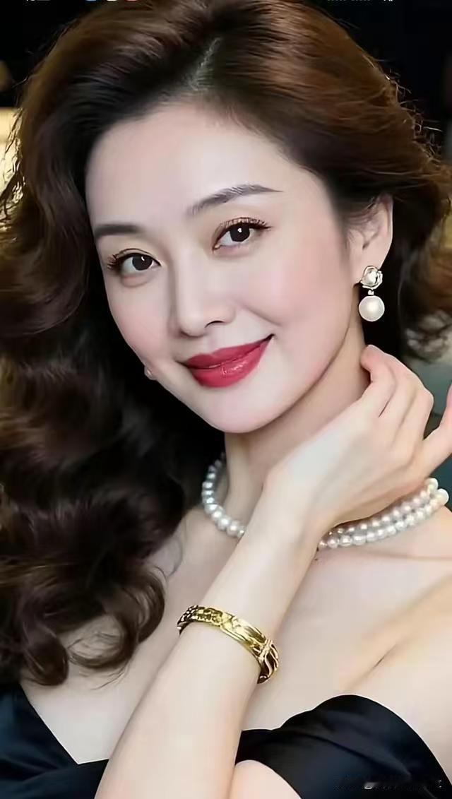 满庭芳·珠光卷发堆云，脂光凝雪，晚妆初上温香。珠环双缀，清辉落鬓旁。腕