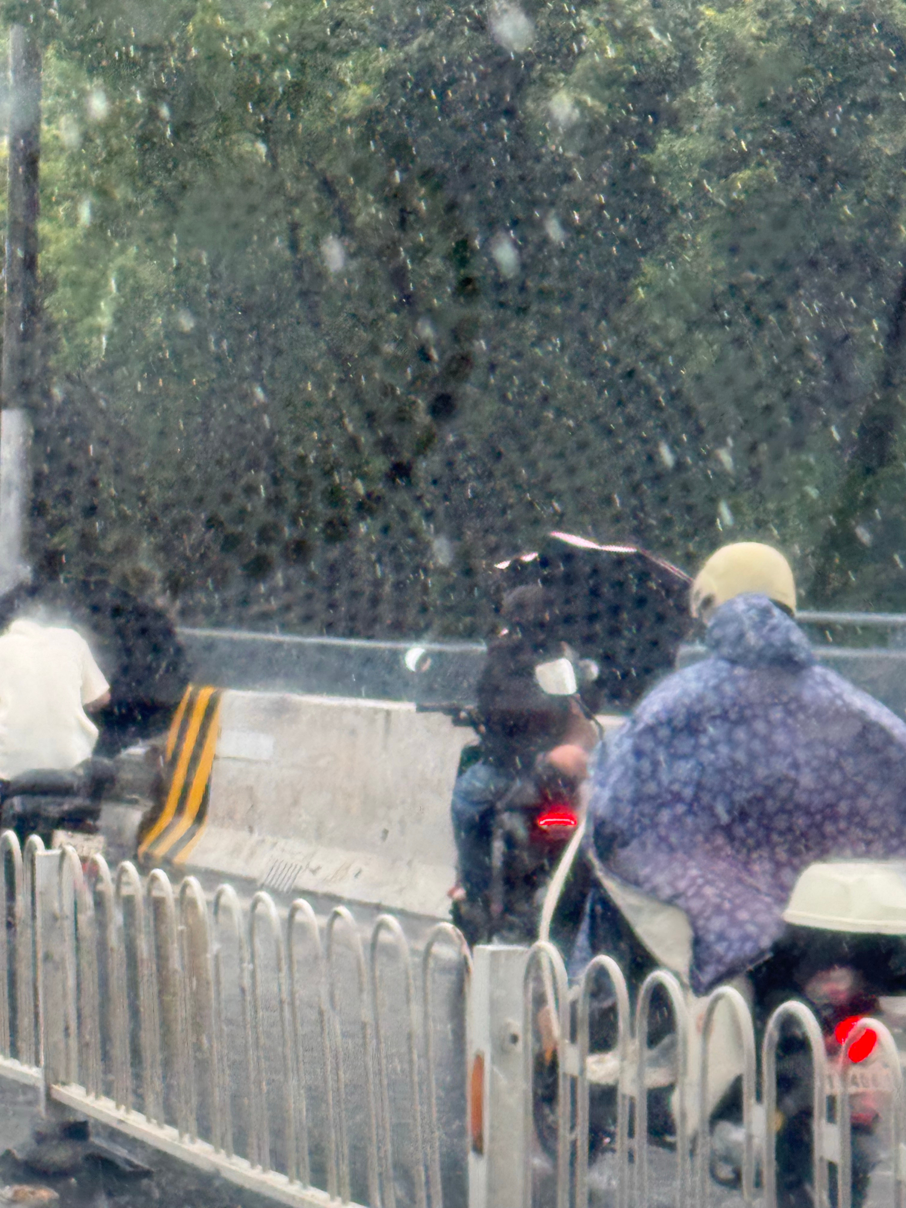 台风天冒雨骑车上下班真危险，开车的都让着点，别溅人家一身水了[作揖]​​​
