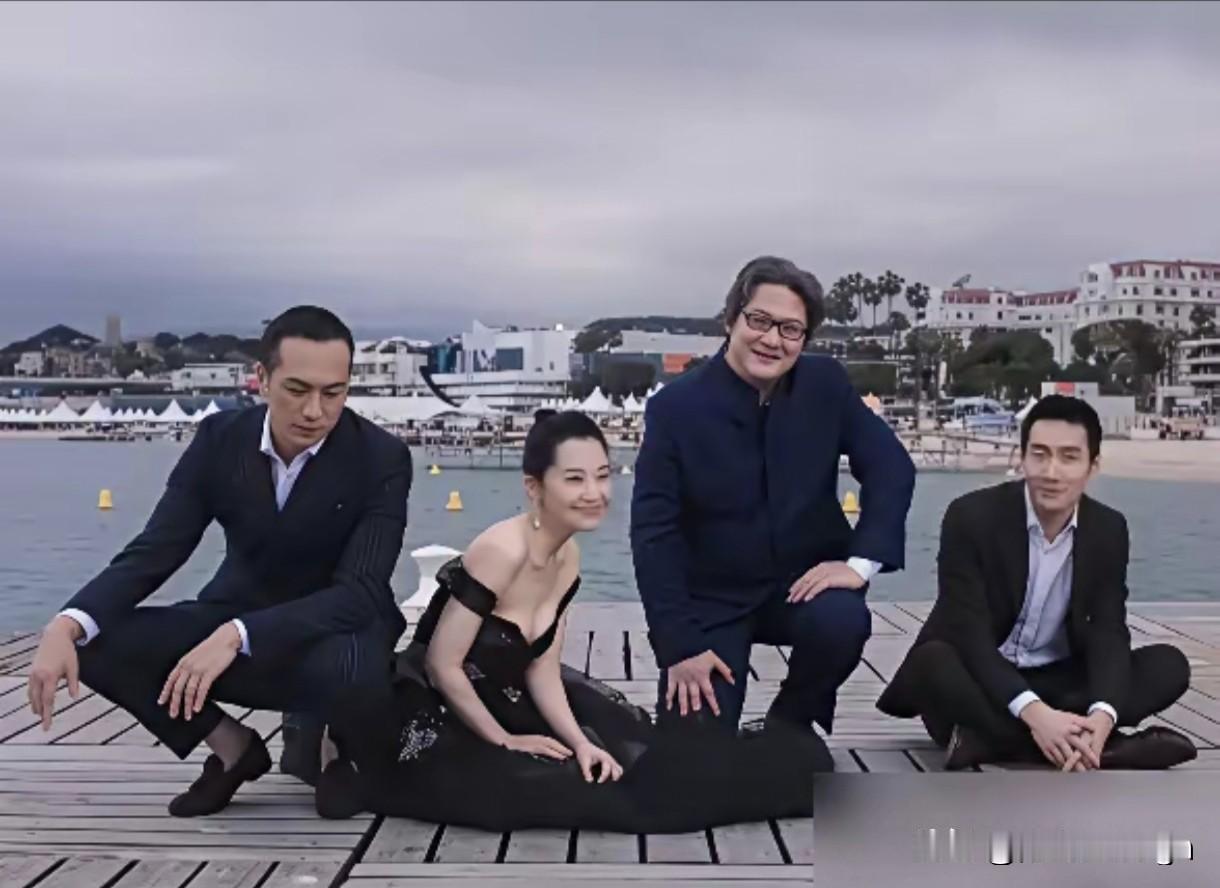 这张合影可以说是典型的绿叶衬红花。三位男士一身笔挺西装，沉稳低调，安安静静充