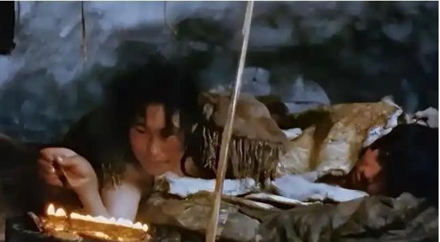 因纽特人在零下50度的北极，全家睡在雪屋里，还能将衣服脱掉后再睡，甚至是吃生肉，