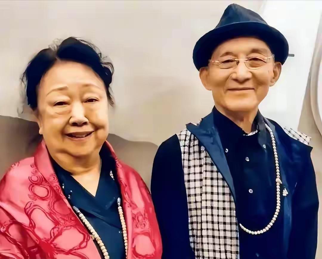 艺术家游本昌离世，最痛彻心扉的莫过于他的夫人其夫人杨慧华端庄大方，她是他的坚