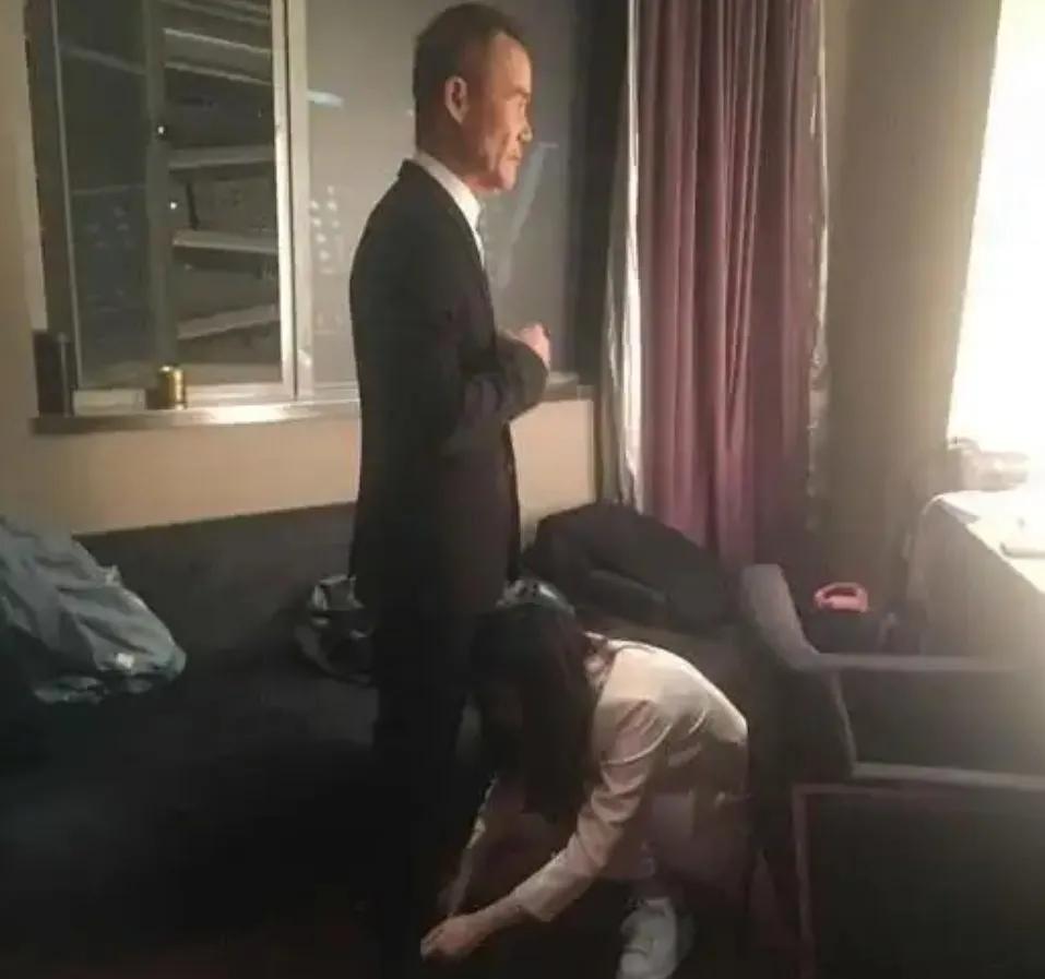 这是王石当年事业巅峰期的时候，田小姐给他系鞋带。王石在她面前，简直就是霸总本总，