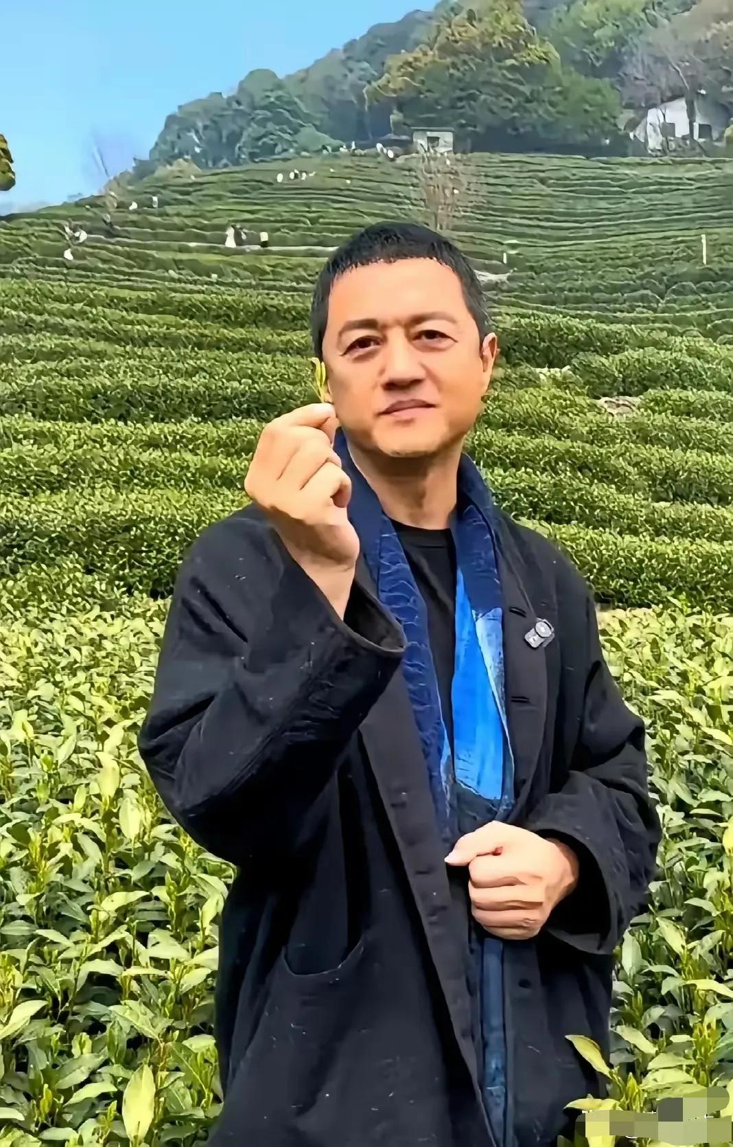 这哥们演戏是把好手，但人生却过得一塌糊涂。他进入房地产行业时遇上限购，白酒开发拎
