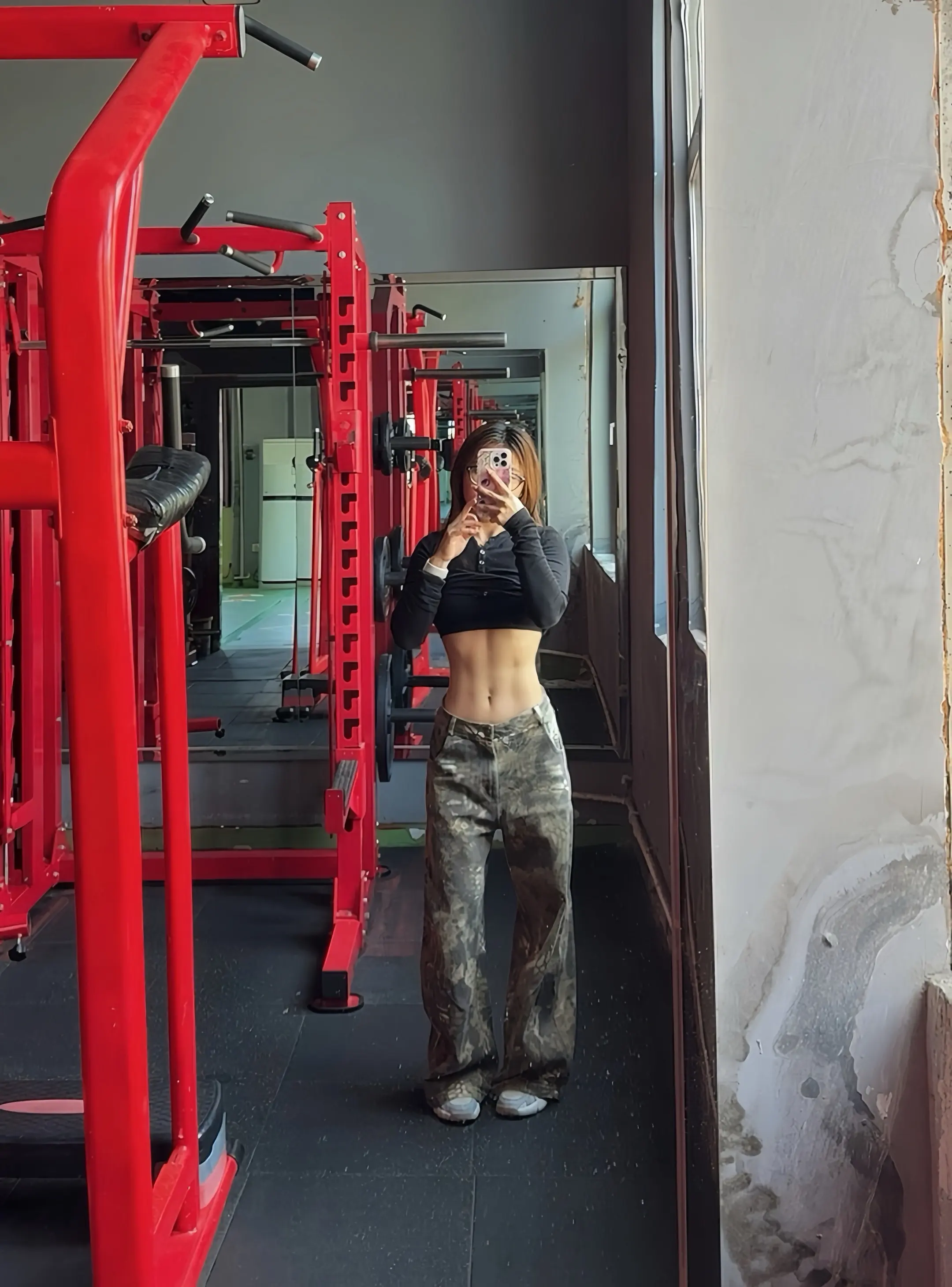 我也有腹肌 你别看他了。