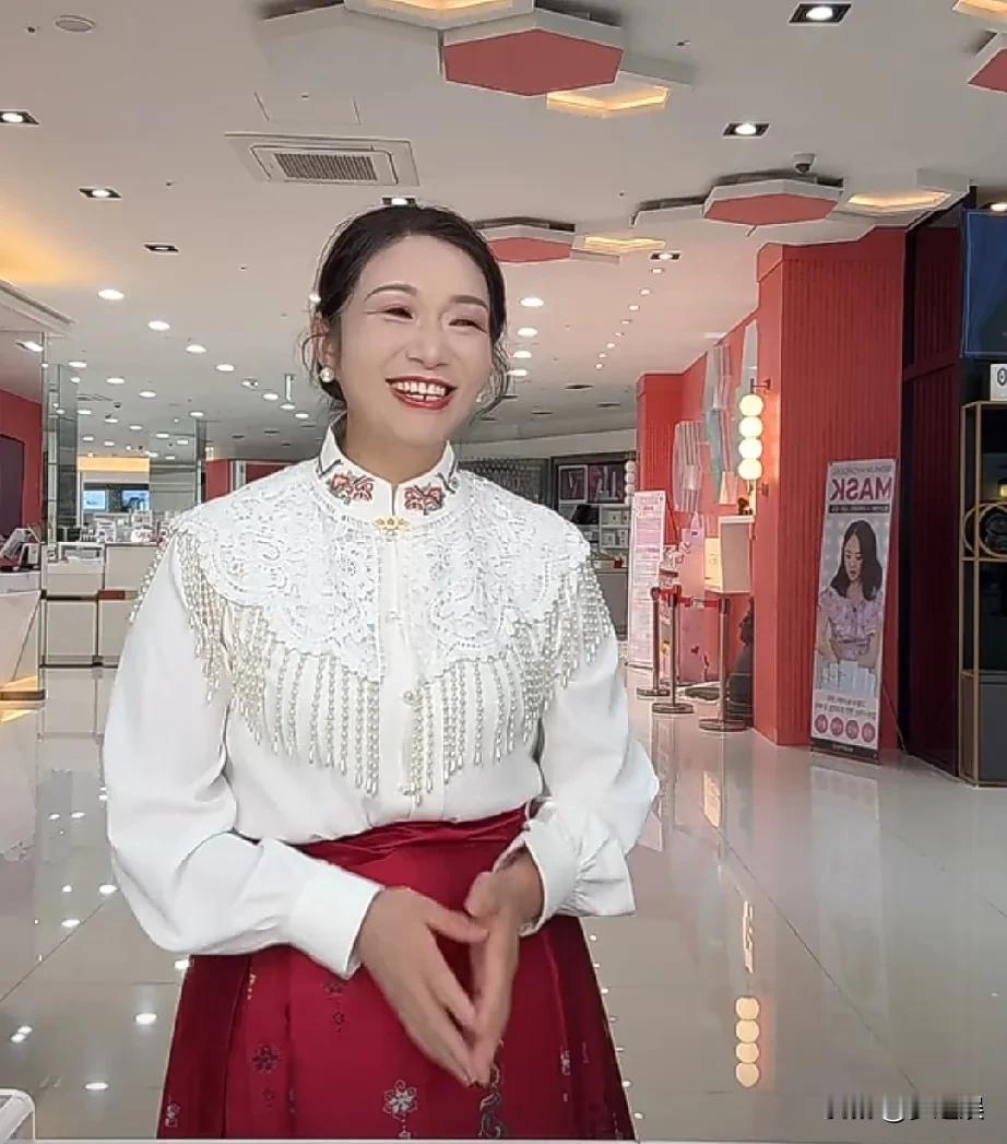 谢浩男妈妈变得越来越漂亮了，这就是浩南的功劳，儿子回来了，许妈精神状态好太多了，