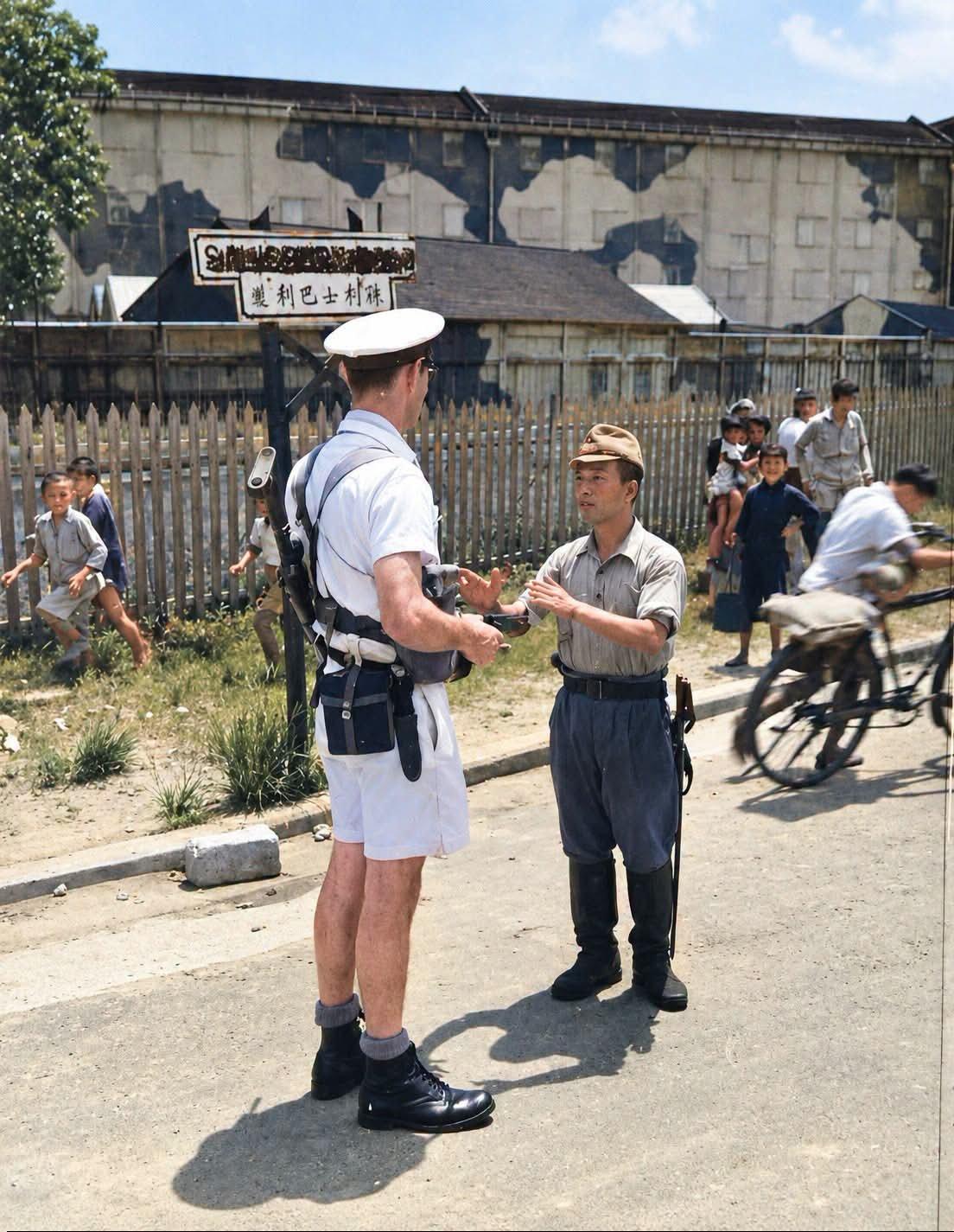 一张1945年的彩色修复照片，记录了日本投降后不久在香港发生的一幕：来自“罗伯特